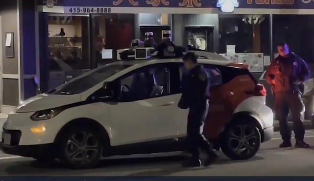 Policiais tentam parar e abrir as portas de carro autônomo em São Francisco, nos Estados Unidos (Foto: Reprodução/Instagram)