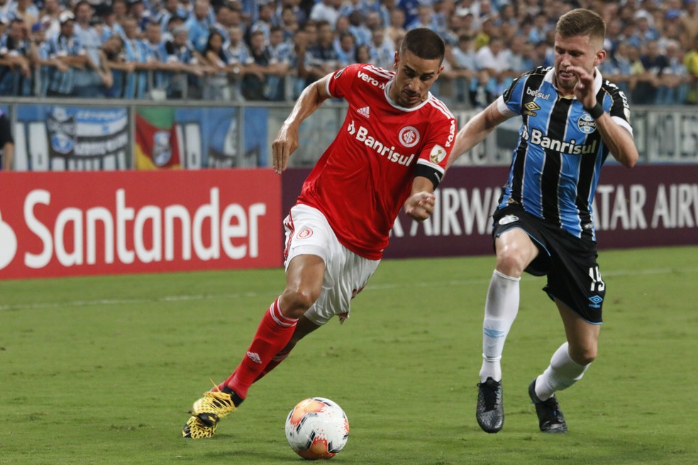 Caio Henrique em a&ccedil;&atilde;o no Gre-Nal da Libertadores, no qual foi expulso &mdash; Foto: Eduardo Moura