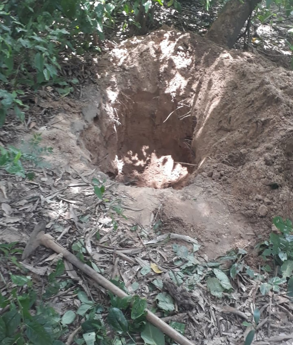 Suspeitos estavam cavando cova às margens do Rio Poti, em Teresina — Foto: Divulgação/PM