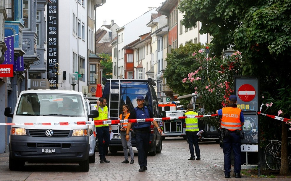  Policiais isolam local de ataque que deixou feridos em Schaffhausen, na Suíça, nesta segunda-feira (24) (Foto: Arnd Wiegmann/ Reuters)