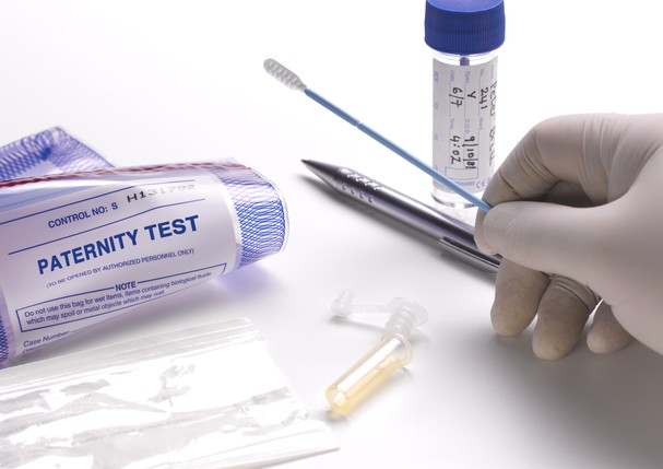 Taking DNA swab for paternity test. (Foto: Getty Images)