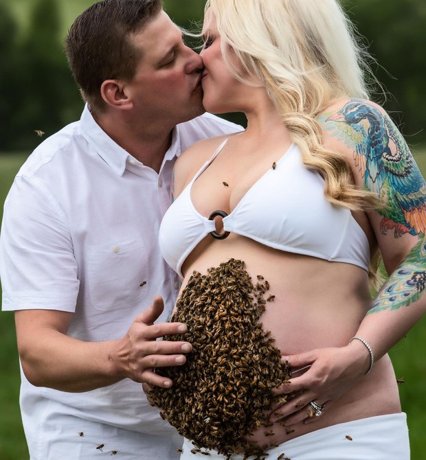 Bethany, que é apicultora, e o marido, durante o ensaio (Foto: Reprodução Facebook)