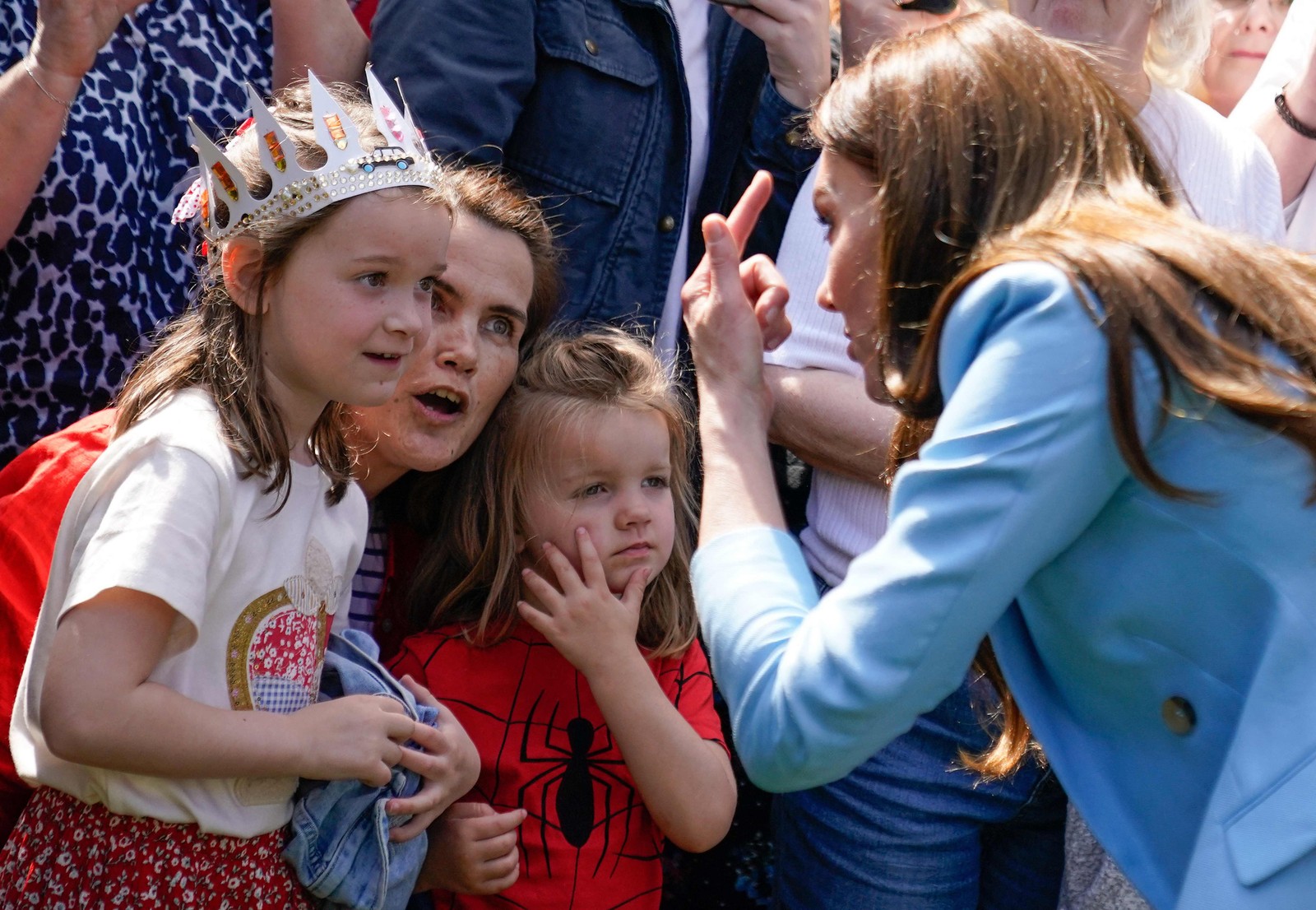 Kate cumprimenta crianças antes do concerto da coroação — Foto: ANDREW MATTHEWS/AFP