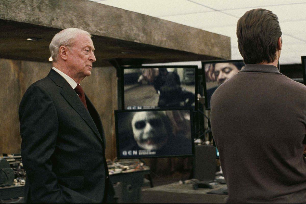 O ator Michael Caine como o mordomo Alfred em um dos filmes da trilogia Batman - O Cavaleiro das Trevas, do diretor Christopher Nolan (Foto: Reprodução)