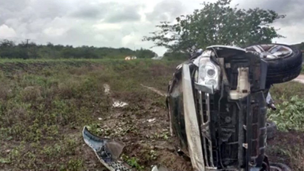 Carro em que Trocolli JÃºnior seguia ficou destruÃ­do apÃ³s acidente no Agreste paraibano (Foto: ReproduÃ§Ã£o/TV Cabo Branco)
