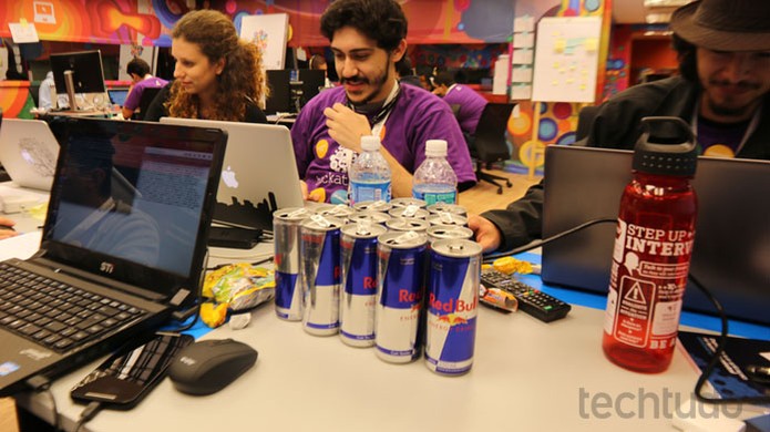 Montanha de energético! Haja fôlego para se manter acordado no Hackathon Globo (Foto: Isabela Giantomaso / TechTudo)