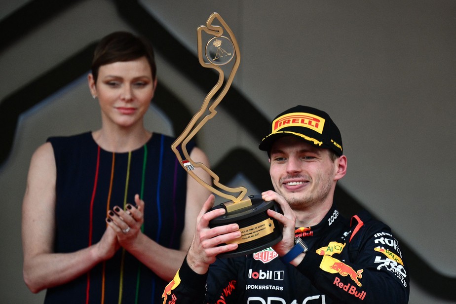 Max Verstappen recebe troféu em Mônaco: sem rival na pista