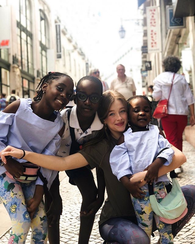 Duda Reis posa com crianças em Portugal (Foto: Reprodução / Instagram)