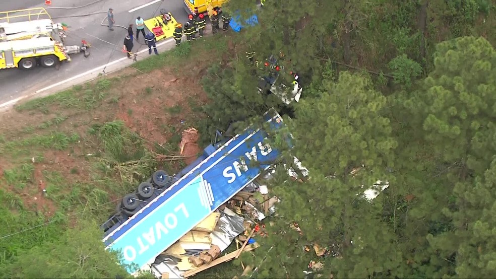 Motorista perdeu o controle da direção e caminhão tombou fora da pista — Foto: Reprodução/TV Globo
