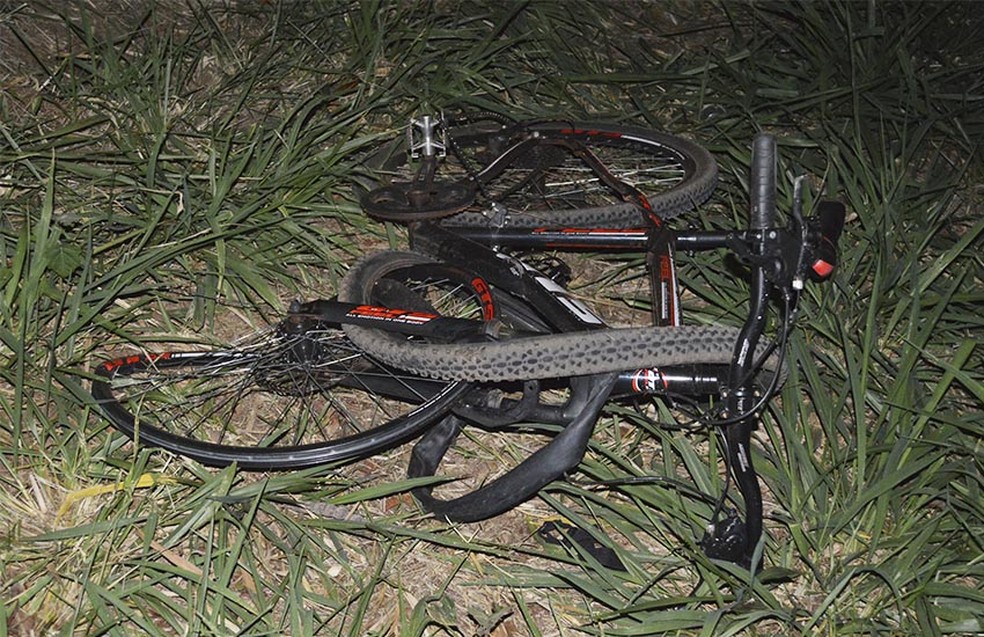 Ciclistas ficaram feridos após serem atingidos por carro em Paraguaçu Paulista — Foto: Manoel Moreno/i7 Notícias