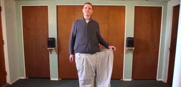 Brian Flemming em sua antiga calça número 62, de quando era obeso mórbido (Foto: Reprodução)