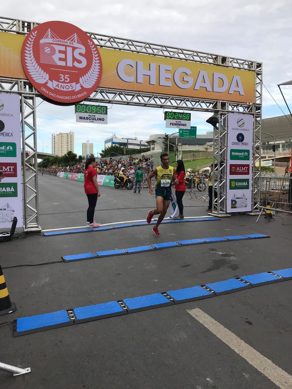 Manoel Leite, campeÃ£o da Corrida de Reis, na categoria PcD (Pessoas com DeficiÃªncia)  â€” Foto: AndrÃ© Souza/ G1