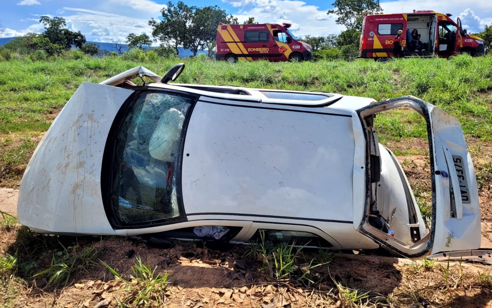 Carro ficou totalmente destruodo, em Formosa, Gois  Foto: Diulgao/Corpo de Bombeiros