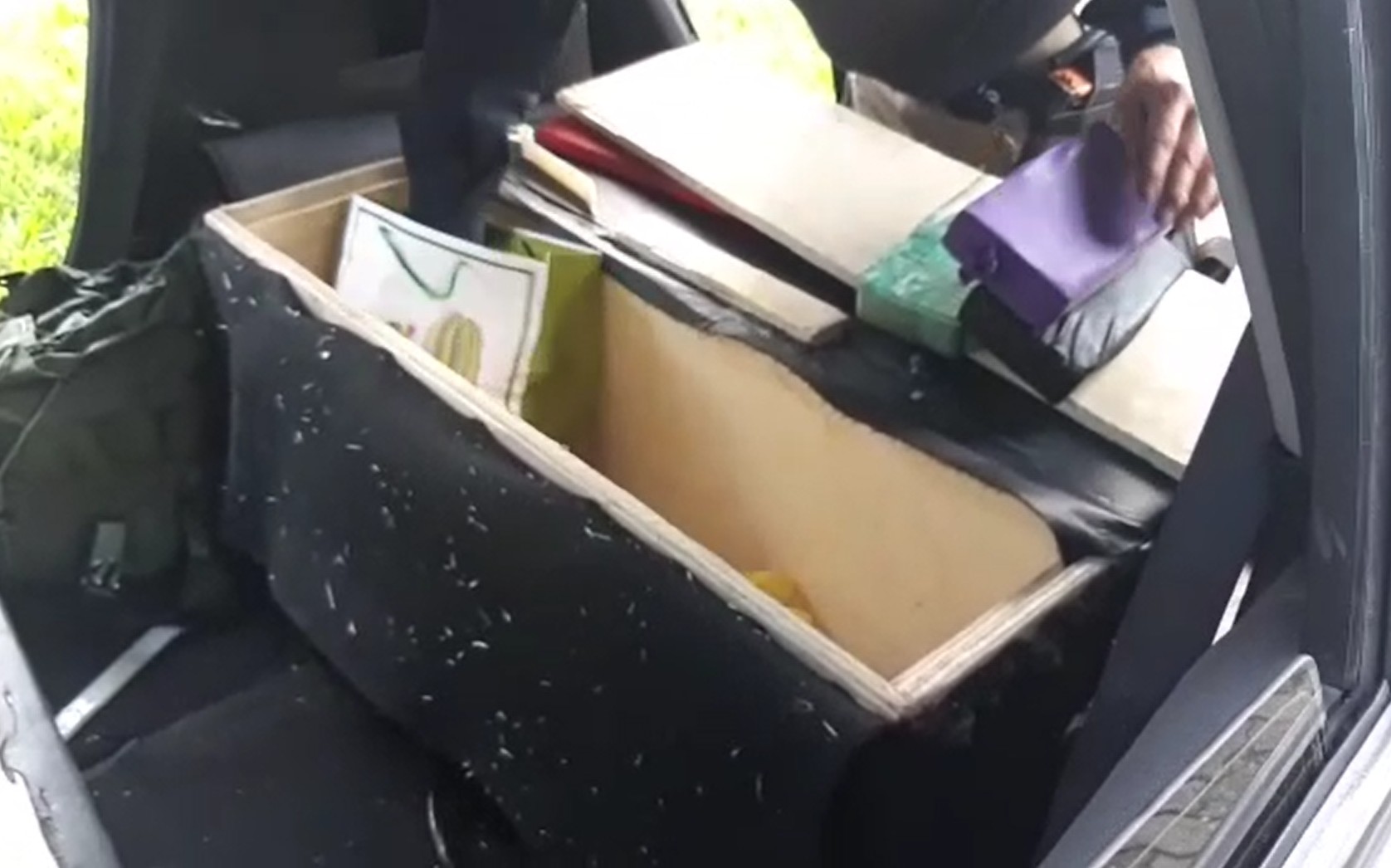 Casal é preso na Via Dutra com drogas escondidas em fundo falso do som do carro