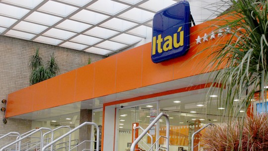 App do Itaú fica fora do ar e usuários reclamam: 'em pleno dia de pagamento'