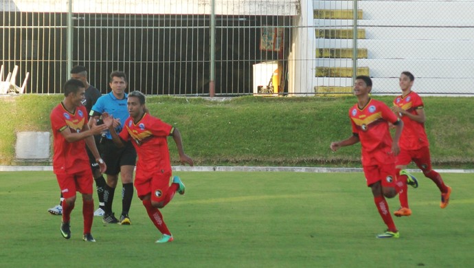 Jogadores do Globo FC comemoram gol no sub-19 (Foto: Canindé Pereira/Divulgação)