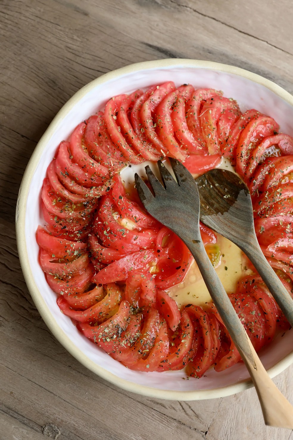 O churrasco é acompanhado por legumes frescos da horta acompanhados de espumantes.  — Foto: Christine Chitnis / Reprodução / Instagram