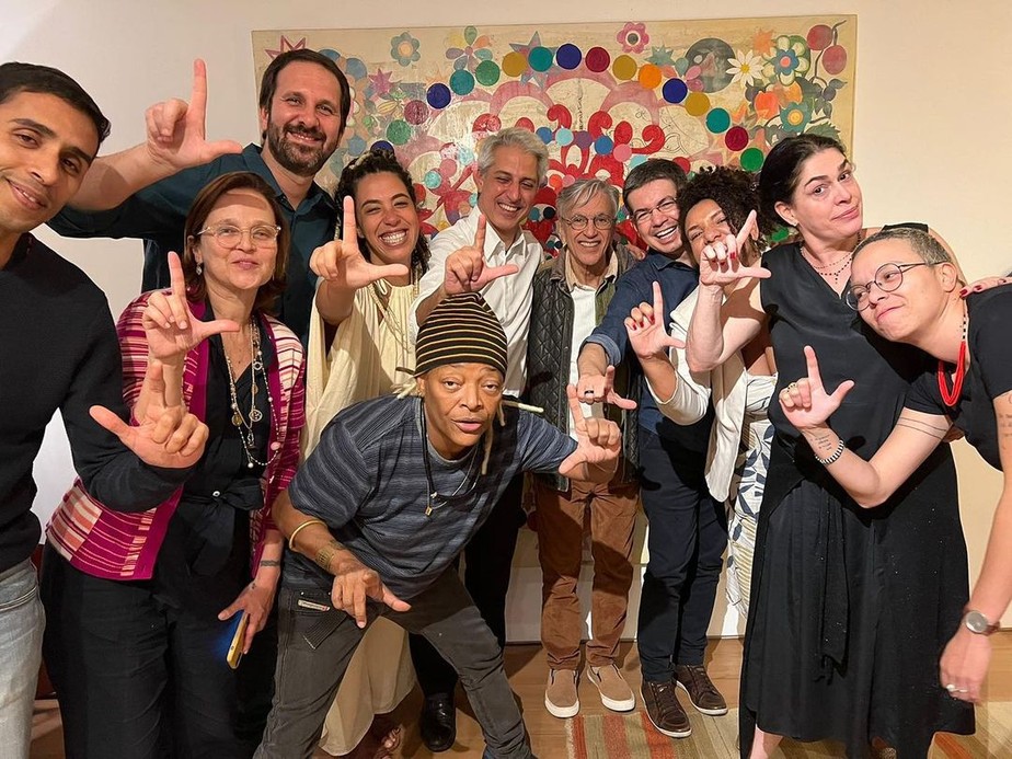 Molon ao lado de artistas, após ser excluído de evento com Lula na quadra da Unidos da Tijuca