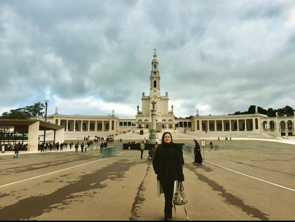 Fabiana Azzolini em uma de suas viagens depois que descobriu o câncer, visitando o Santuário de Fátima, em 2017 — Foto: Arquivo pessoal