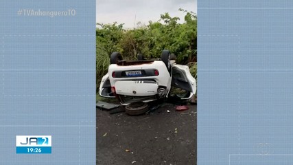 Carro capota e deixa três feridos depois de bater de frente com caminhão na TO-230