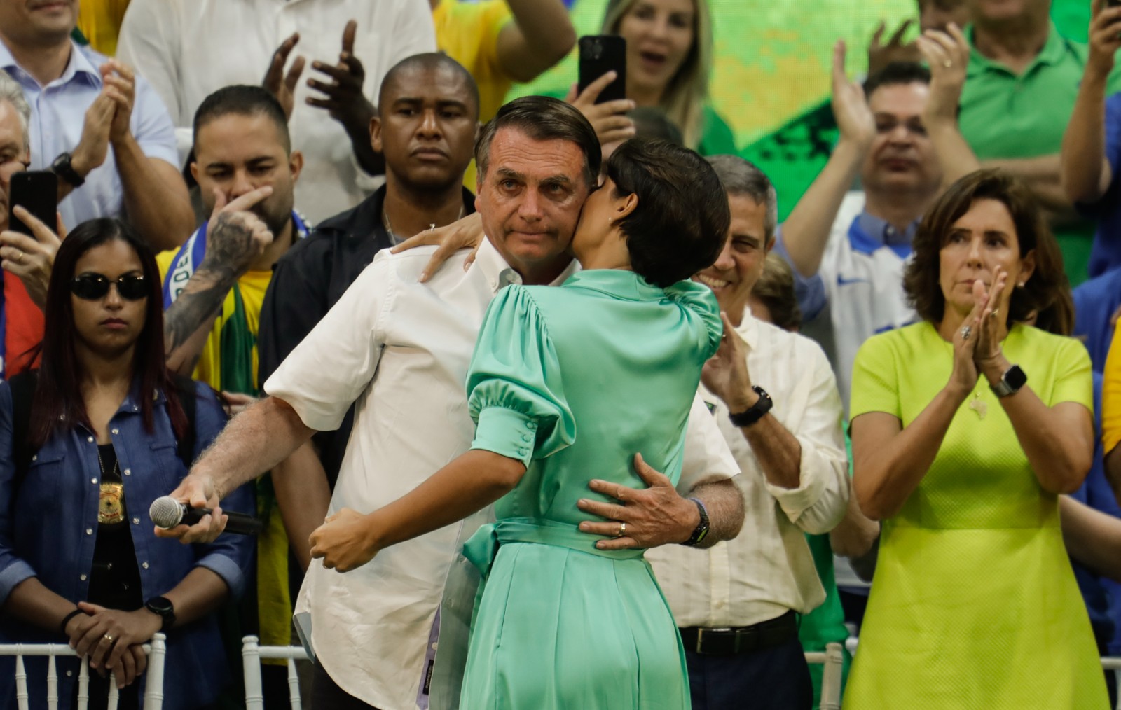 Bolsonaro recebe o carinho da primeira-dama Michele durante lançamento oficial da candidatura à reeleição — Foto: Gabriel de Paiva / Agência O Globo
