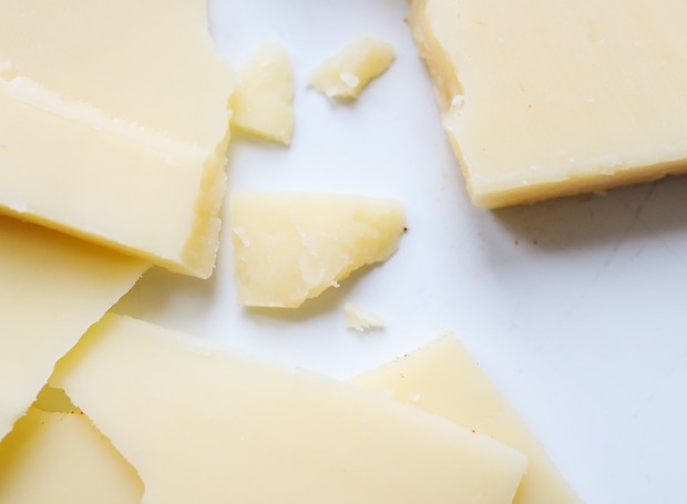 Os queijos emmental e gruyère fazem parte da receita tradicional de fondue (Foto: Pexels / Polina Tankilevitch / CreativeCommons)