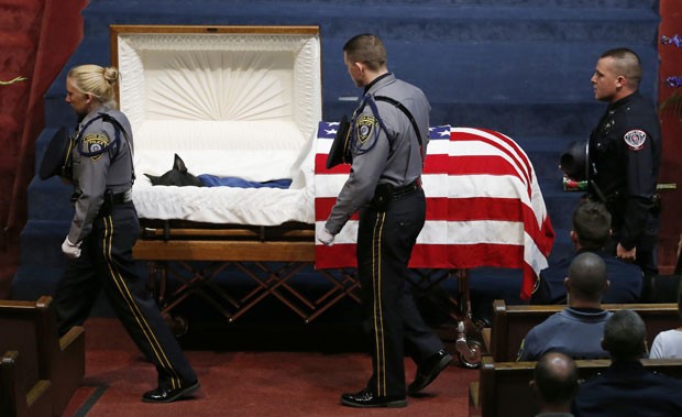 Policiais passam pelo caixão do cachorro Kye durante seu funeral nos EUA (Foto: Sue Ogrocki/AP)
