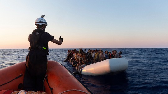 Dezenas de migrantes desaparecem no Mar Egeu após naufrágio de navio que ia da Turquia para a Grécia