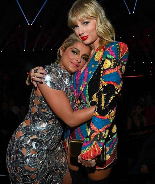 A cantora Bebe Rexha com a amiga Taylor Swift nos bastidores do VMA 2019 (Foto: Instagram)
