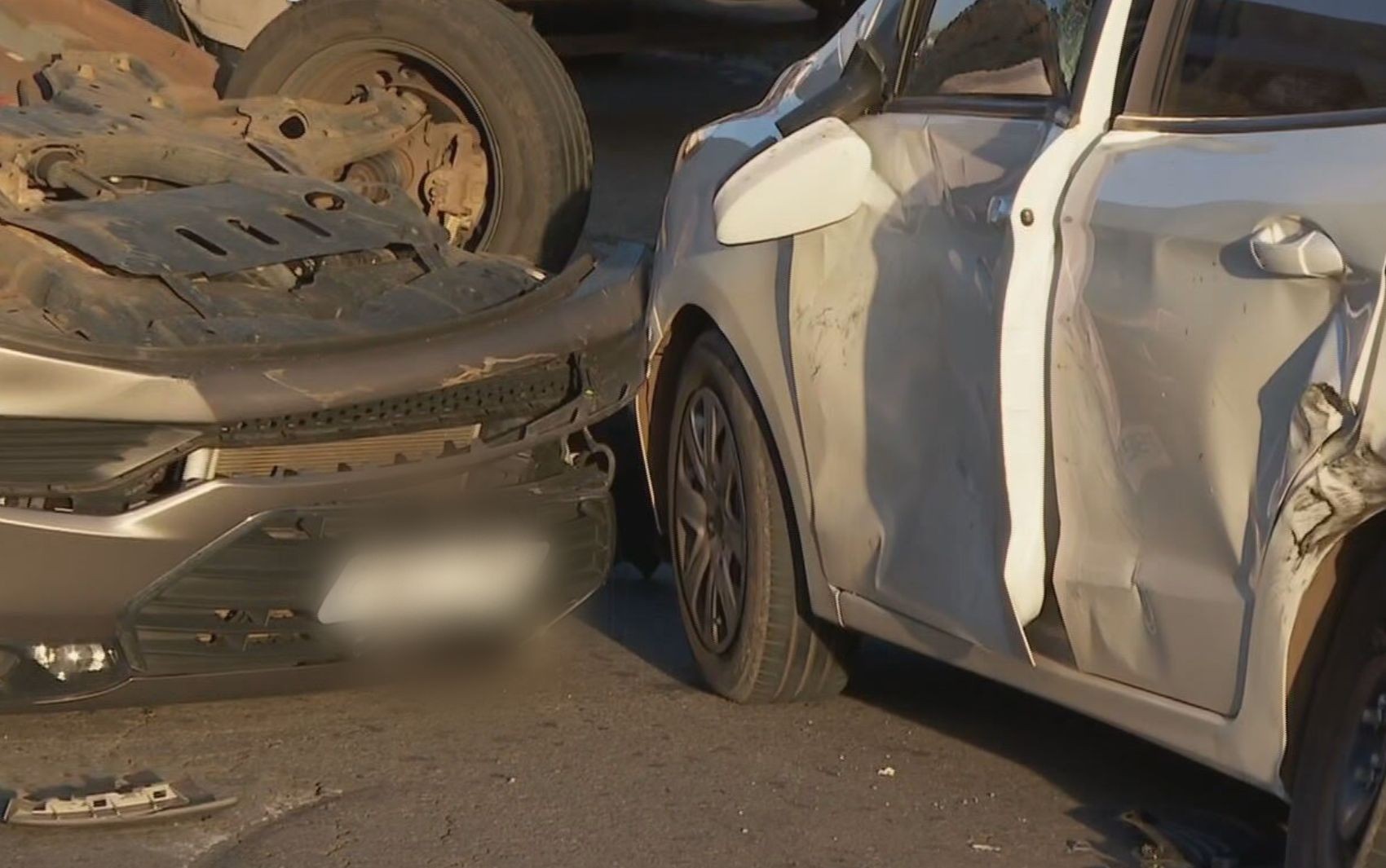 Criminosos furtam carro e capotam veículo durante manobras perigosas na Avenida Anhanguera, diz PM