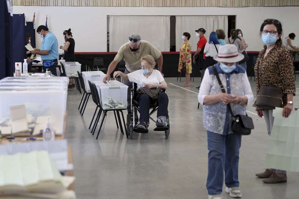 Mulher vota em Santiago durante as eleições gerais no Chile em 21 de novembro de 2021 — Foto: Aliosha Márquez/AP