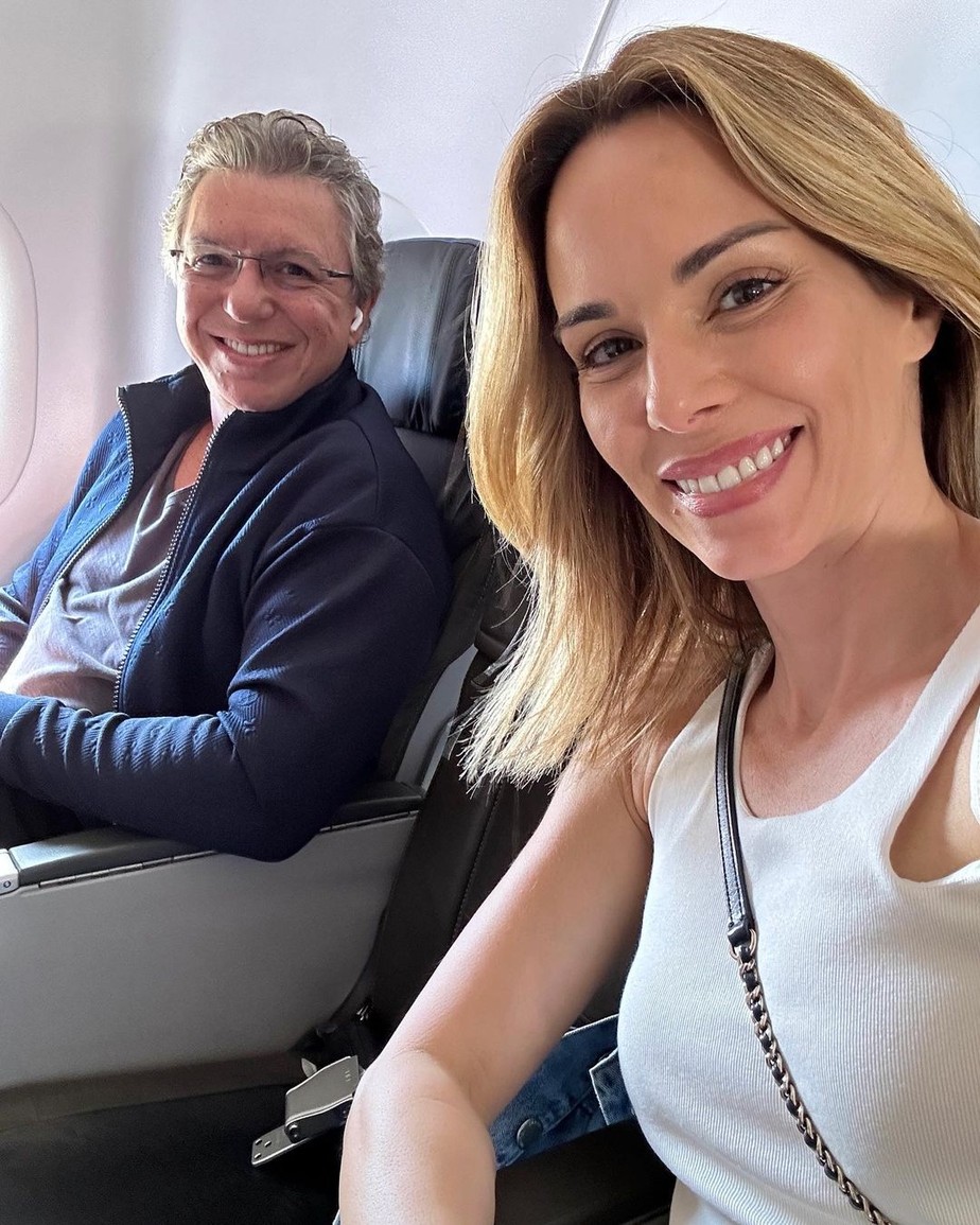 Ana Furtado e Boninho posam em avião e fazem mistério sobre o destino: “Qual será?”