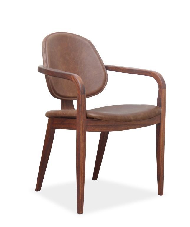  Nome: Cadeira Omar - DPOT Descrição:  Design: Rejane Carvalho Leite. Estrutura em madeira maciça com assento e encosto estofados com revestimento em couro natural.  Valor: De: R$ 3.570,00 Por: R$ 2.677,00 (Foto: Divulgação)