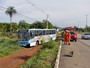 Ônibus sai da pista e quase capota na BR-040, no DF, após falha mecânica