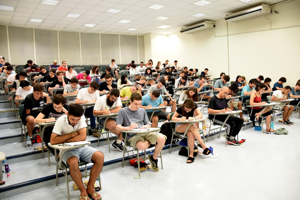 Estudantes durante a 2&ordf; fase do vestibular 2020 da Unicamp &mdash; Foto: Antoninho Perri/SEC Unicamp