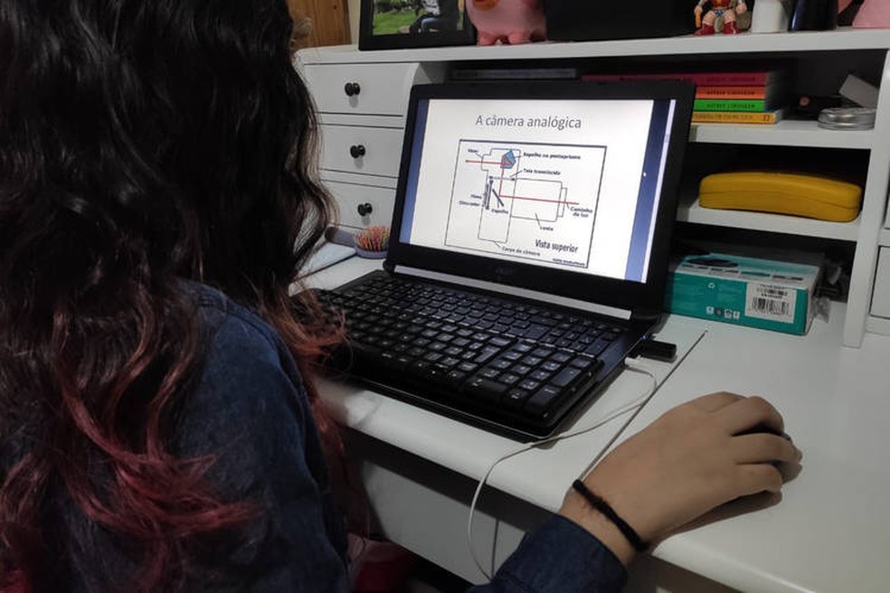 Alunos com acesso à internet usam computador e celular para manter estudo durante pandemia de coronavírus — Foto: Divulgação/Seed