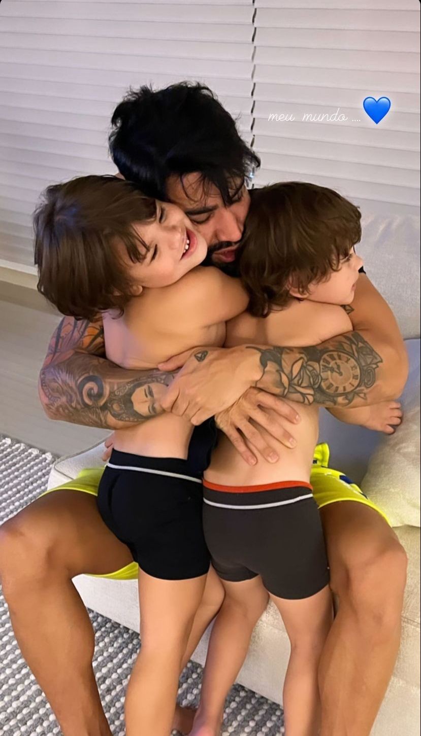 Gusttavo Lima com os filhos, Gabriel e Samuel (Foto: Reprodução/Instagram)