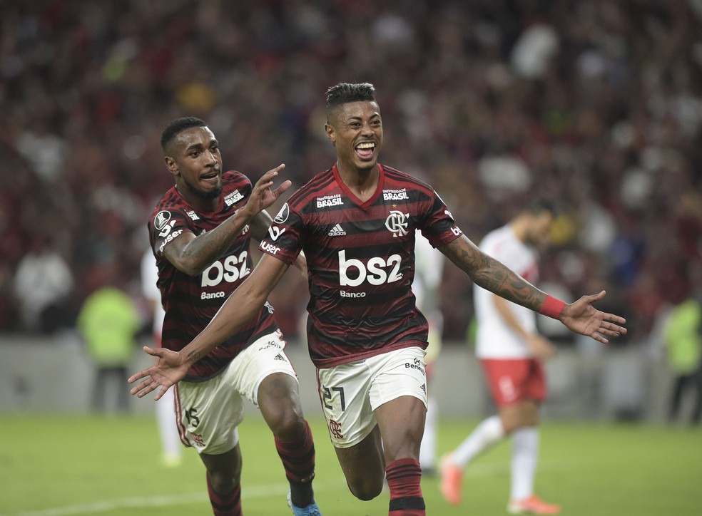 Com Gersón atrás, Bruno Henrique corre para comemorar o gol contra o Internacional — Foto: André Durão