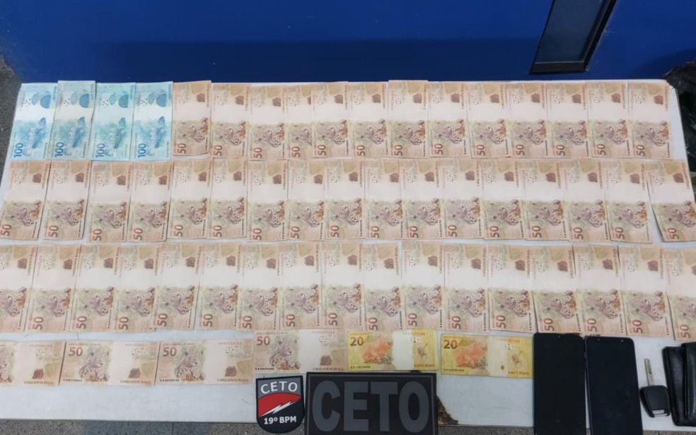 Suspeitos são presos com R$ 3 mil em notas falsas no sudoeste da Bahia — Foto: Divulgação/SSP-BA