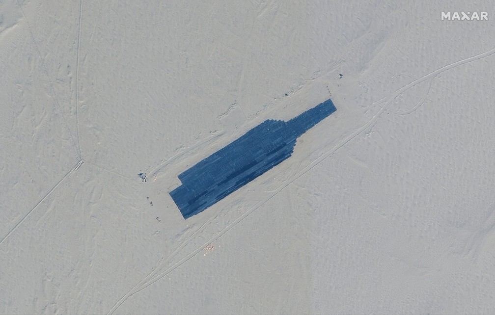 Estrutura plana que serviria para fazer treinamentos militares na China, montada no meio do deserto em Xinjiang — Foto: Maxar Technologies via AP