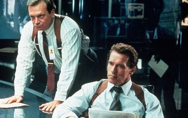 Tom Arnold e Arnold Schwarzenegger em cena de True Lies (1994) (Foto: Reprodução)