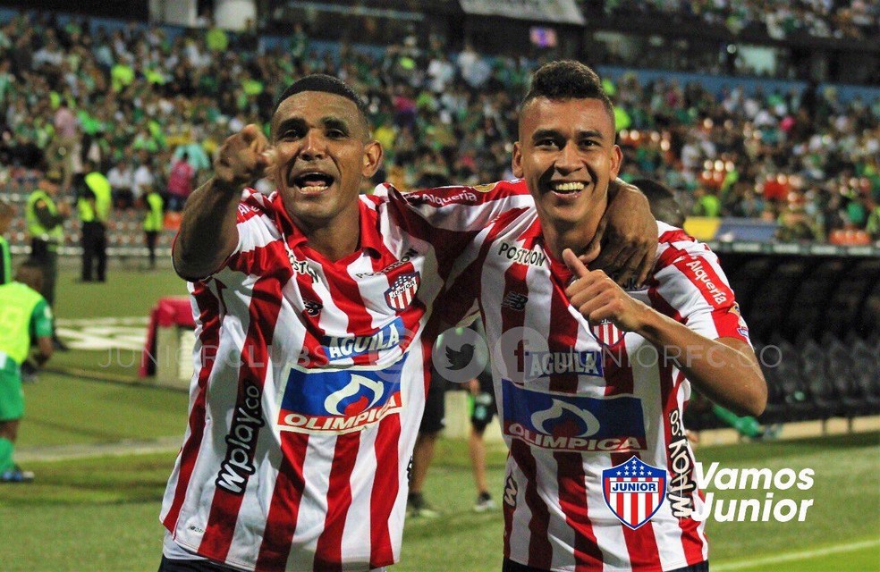 Victor Cantillo (&agrave; direita) pelo Junior Barranquilla: jogador est&aacute; na mira do Corinthians &mdash; Foto: Divulga&ccedil;&atilde;o