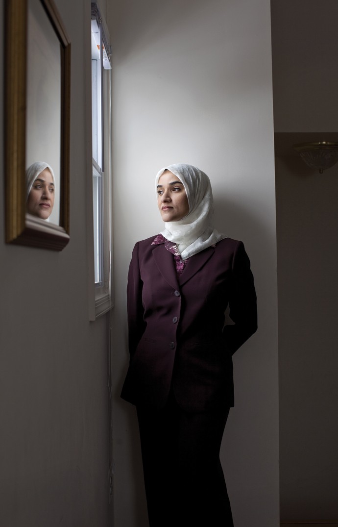 O QUE É BONITO... Nem sempre precisa ser mostrado. Dalia foi a primeira funcionária a usar hijab na Casa Branca: “Muçulmanos acreditam que devem tornar privados aspectos de sua beleza física”. (Foto: Mark Mahaney)