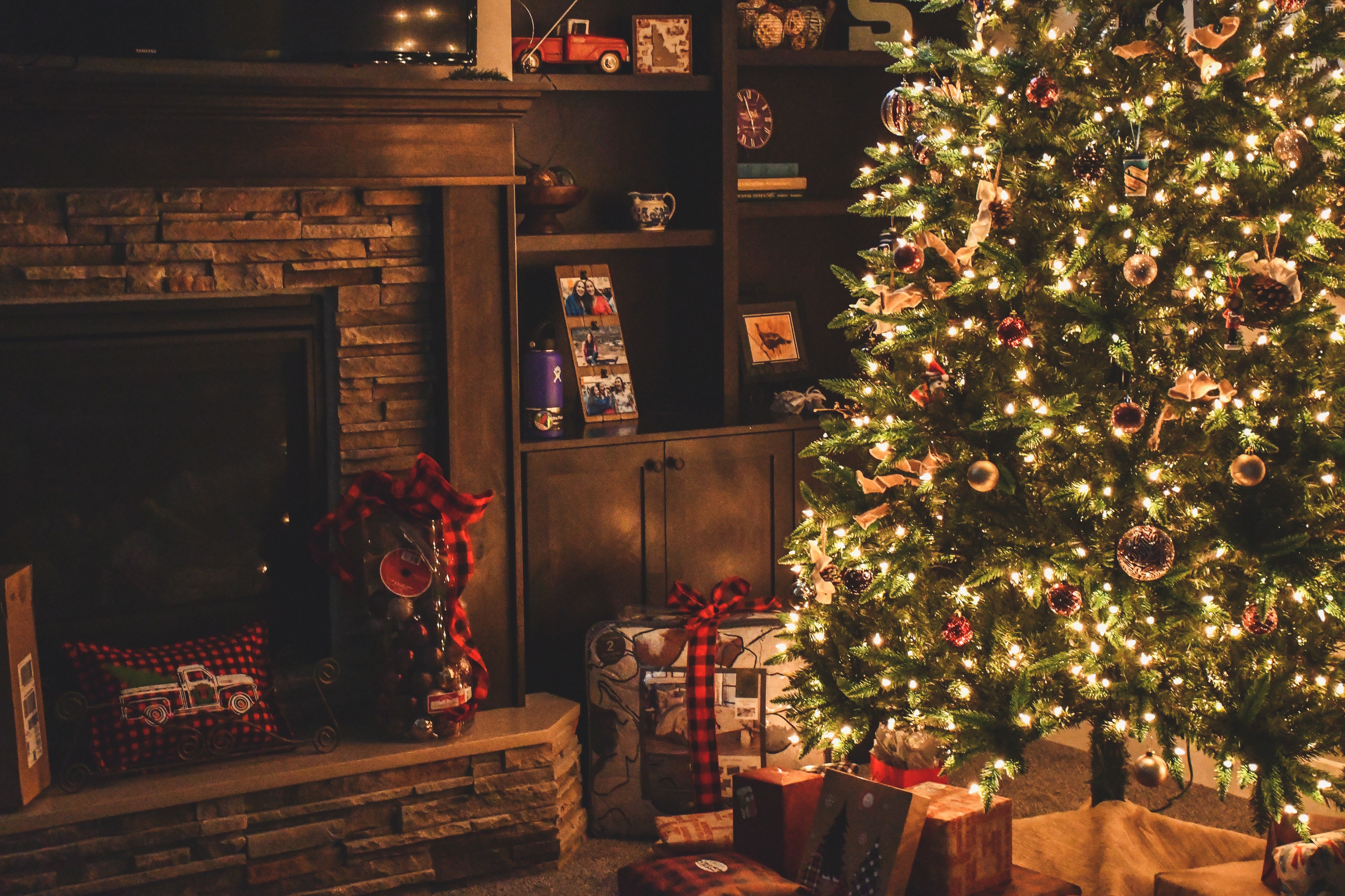 Como montar uma árvore de Natal com enfeites em preto e branco - Casa e  Jardim