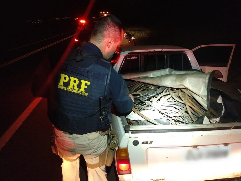 Policiais encontraram cabos de cobre furtados em carroceria de picape — Foto: PRF/Divulgação