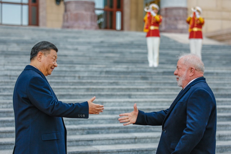 Os presidentes da China, Xi Jinping, e do Brasil, Lula, se cumprimentam durante visita a Xangai