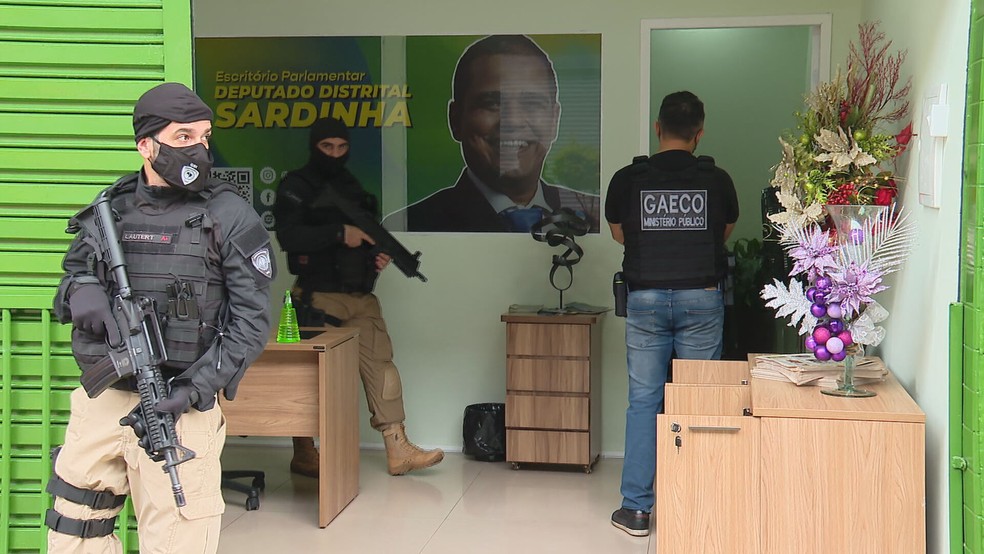 MP e polícia cumprem mandado de busca e apreensão na operação que apura superfaturamento em aluguel de prédio pelo GDF — Foto: TV Globo/Reprodução