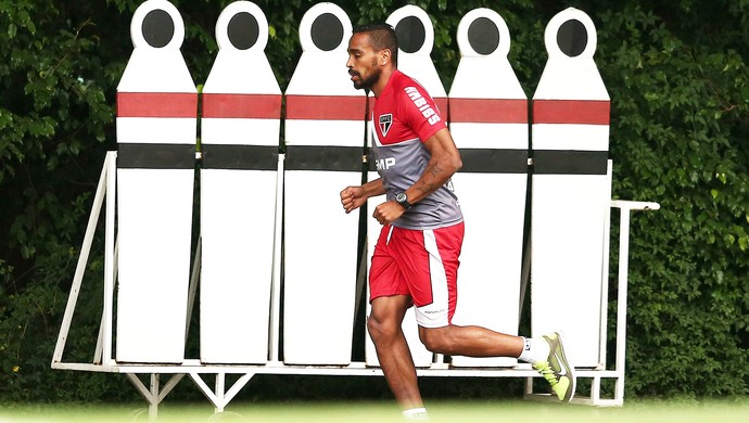 Álvaro Pereira volta aos treinos no Tricolor e ouve bronca de Muricy