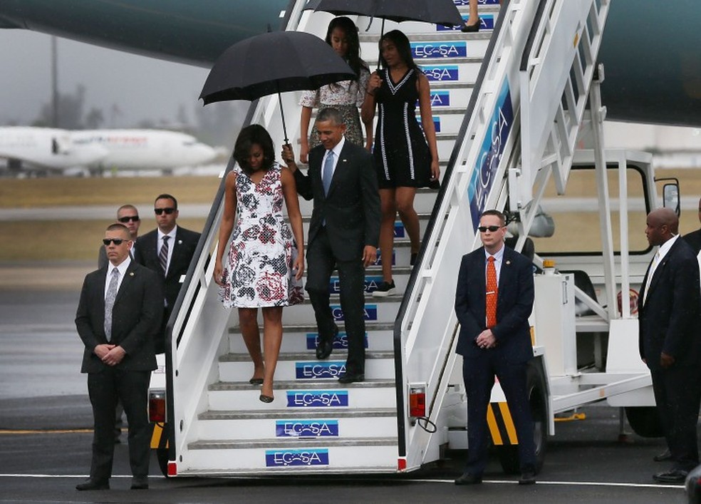 Michelle Obama chegando a Havana, em 2016: vestido Carolina Herrera — Foto: GettyImages