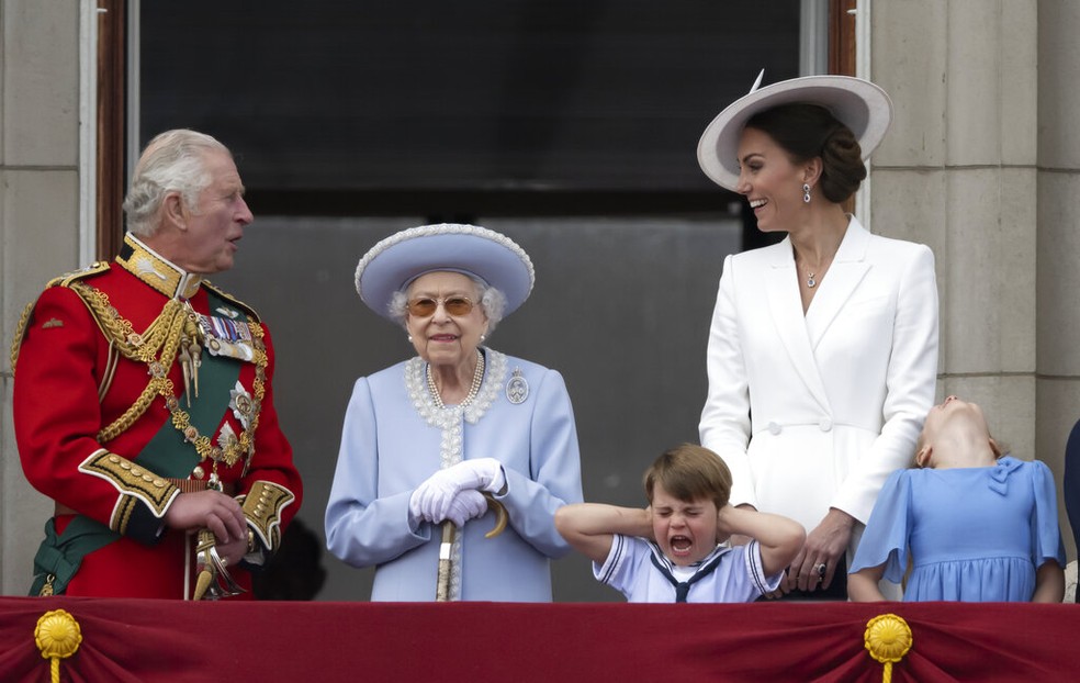 Elizabeth II aparece na sacada do Pal&aacute;cio de Buckingham para celebra&ccedil;&atilde;o do Jubileu &mdash; Foto: Paul Grover/AP